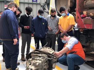 Lee más sobre el artículo Estudiantes de la Escuela Industrial de Valparaíso hacen visita técnica en Volvo