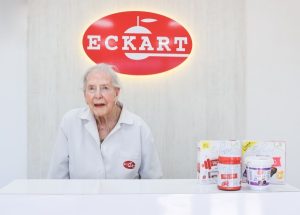 Lee más sobre el artículo Reportaje: A sus 99 años, Emilia Rieber continúa liderando Eckart Alimentos