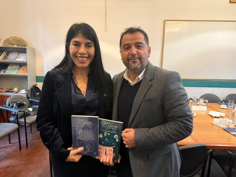 La ministra de Ciencia, Tecnología, Conocimiento e Innovación, Ximena Lincolao, junto a Moisés Acevedo, director ejecutivo del Instituto Milenio Centro Interdisciplinario de Neurociencia